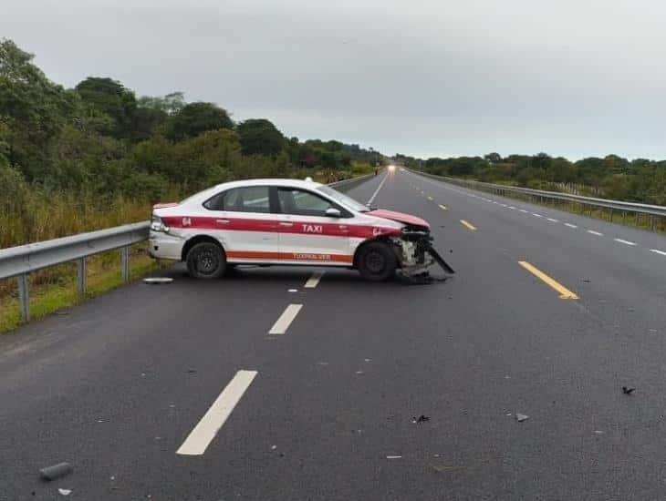 Taxista choca contra valla metálica en carretera de Actopan
