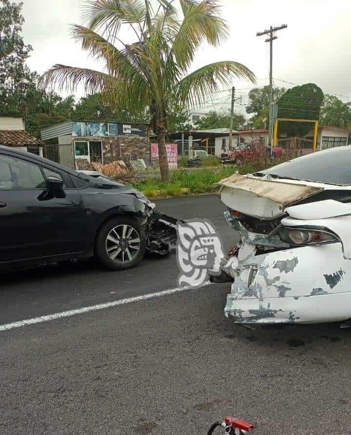 Daños materiales deja choque de autos en Dos Ríos