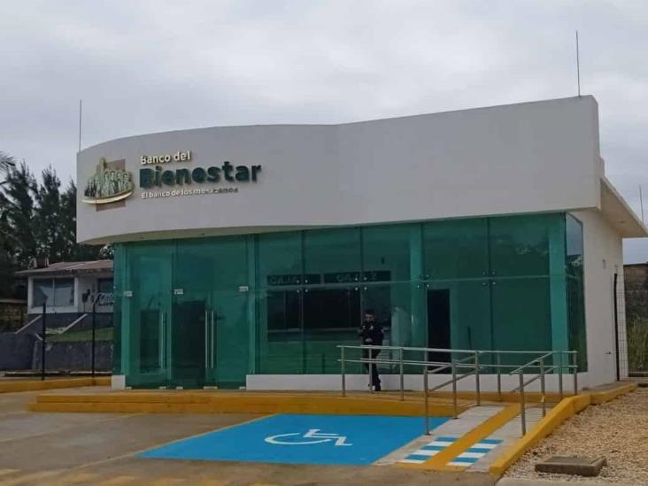 Causan destrozos en el banco de Bienestar de villa Allende