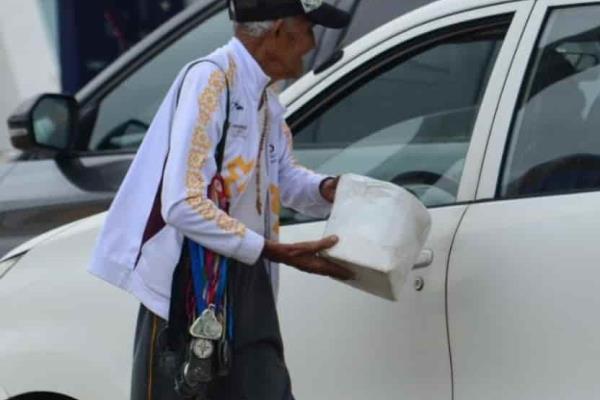 Exatleta pide aguinaldo a automovilistas en calles de Veracruz