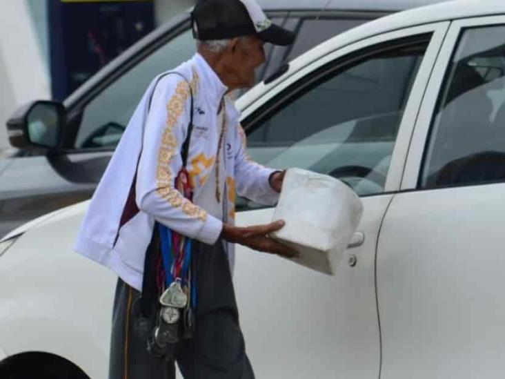 Exatleta pide aguinaldo a automovilistas en calles de Veracruz