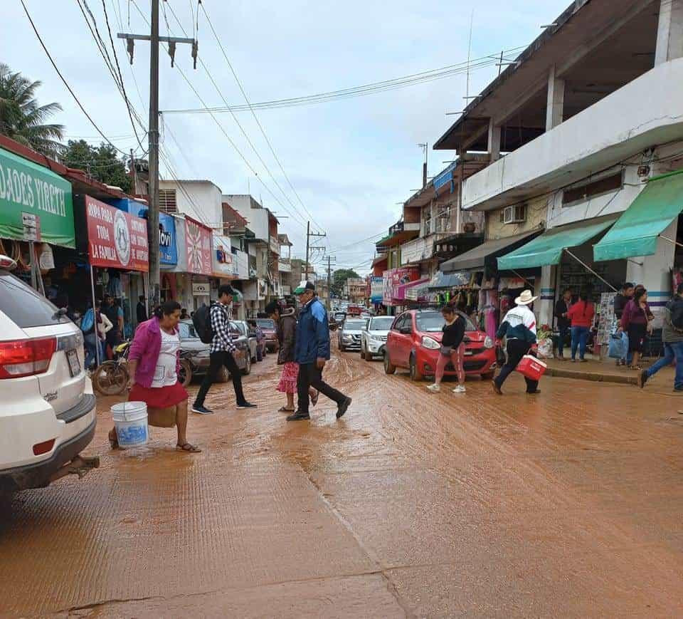 En Acayucan un cochinero; obras de CAEV causan lodazal