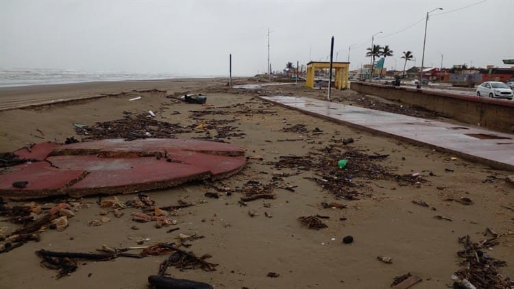 Limpian Malecón de Coatzacoalcos tras paso de Frente Frío