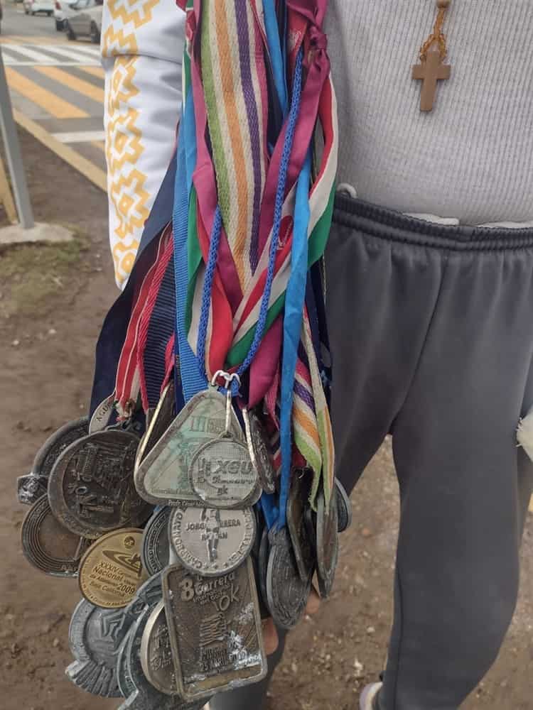 Exatleta pide aguinaldo a automovilistas en calles de Veracruz