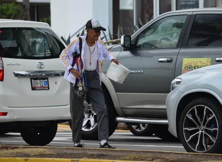 Exatleta pide aguinaldo a automovilistas en calles de Veracruz