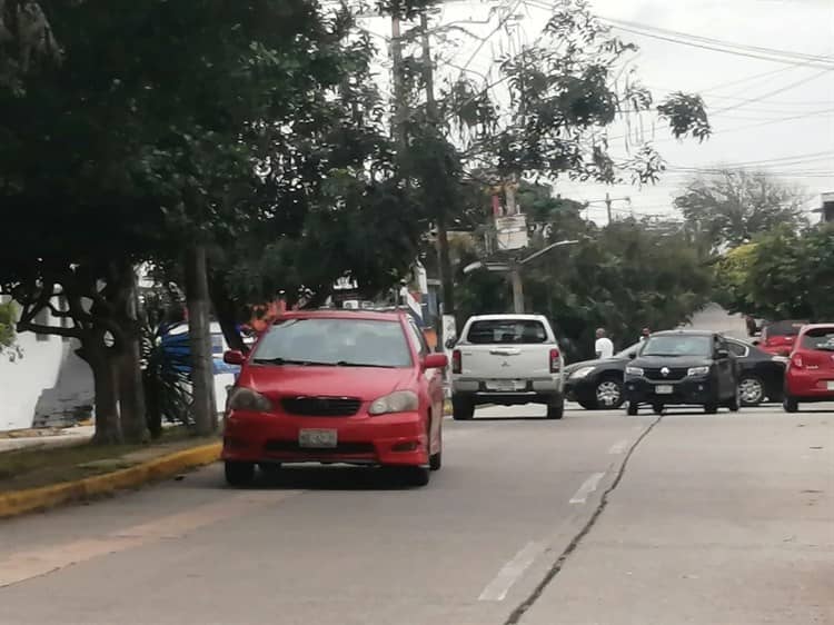 Bloquean en tres colonias de Coatzacoalcos por falta de luz (+Video)