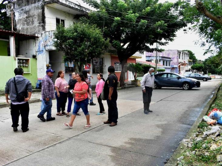 Bloquean en tres colonias de Coatzacoalcos por falta de luz