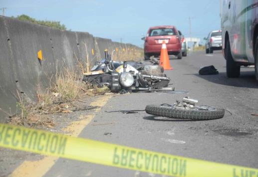 Tráiler impacta a motociclista; falleció sobre la carretera Boca del Río-Paso del Toro