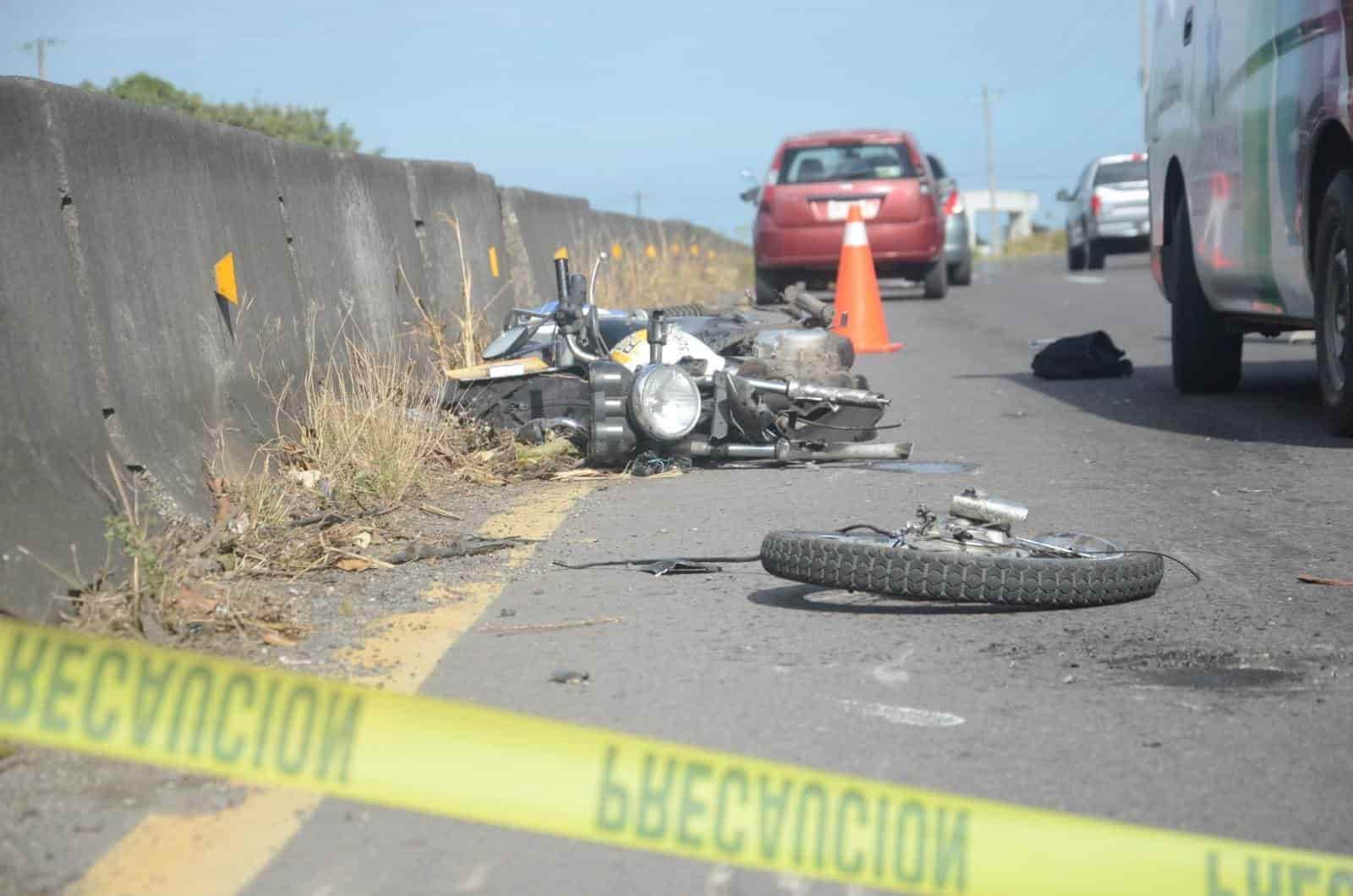 Tráiler impacta a motociclista; falleció sobre la carretera Boca del Río-Paso del Toro