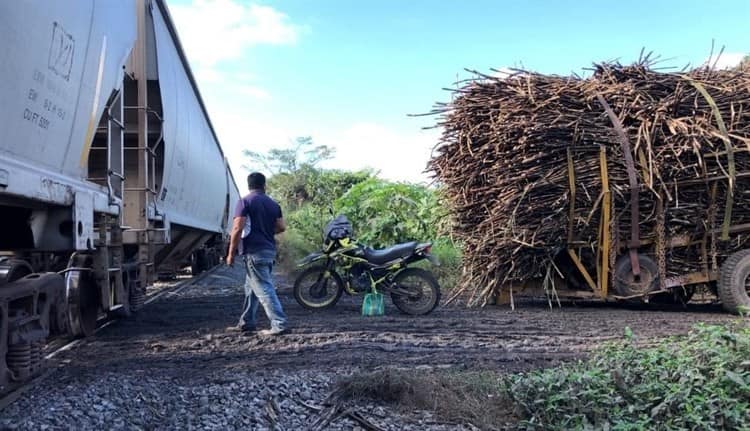 Tren arrolla tractor de ingenio Tres Valles; conductor se salva de milagro