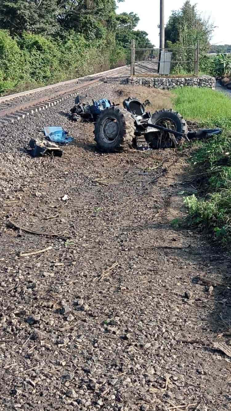 Tren arrolla tractor de ingenio Tres Valles; conductor se salva de milagro