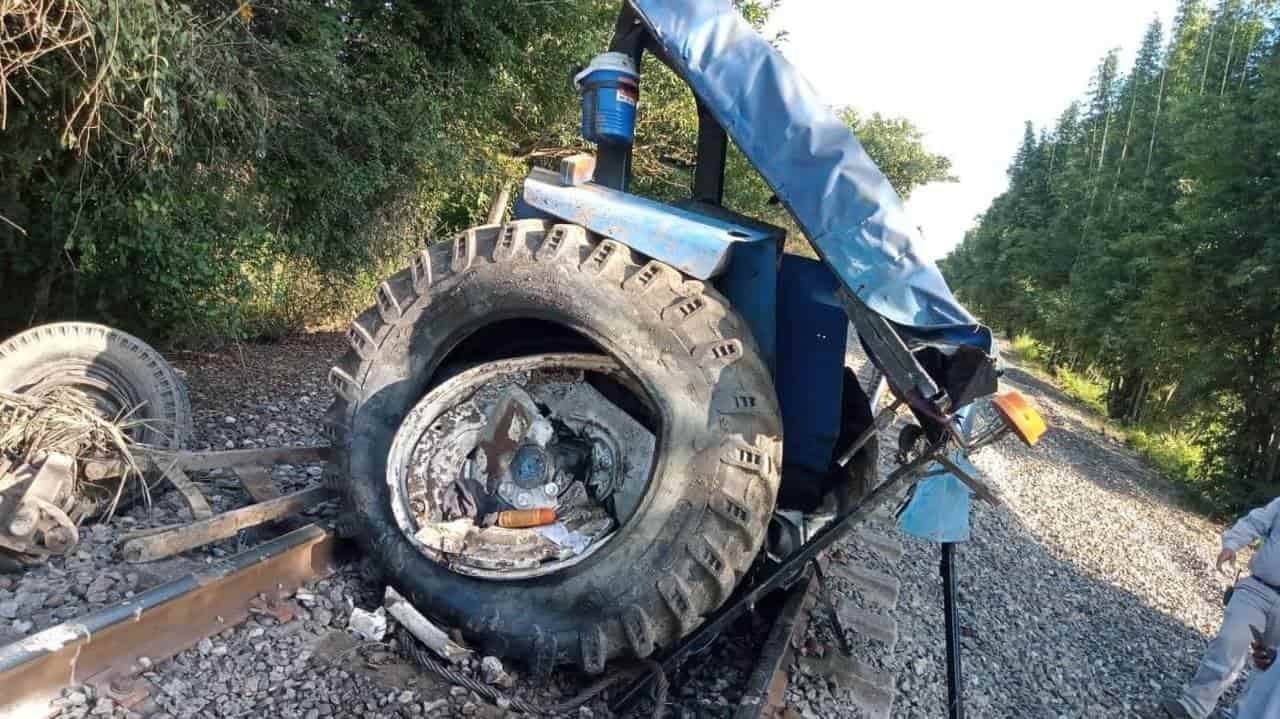 Tren arrolla tractor de ingenio Tres Valles; conductor se salva de milagro