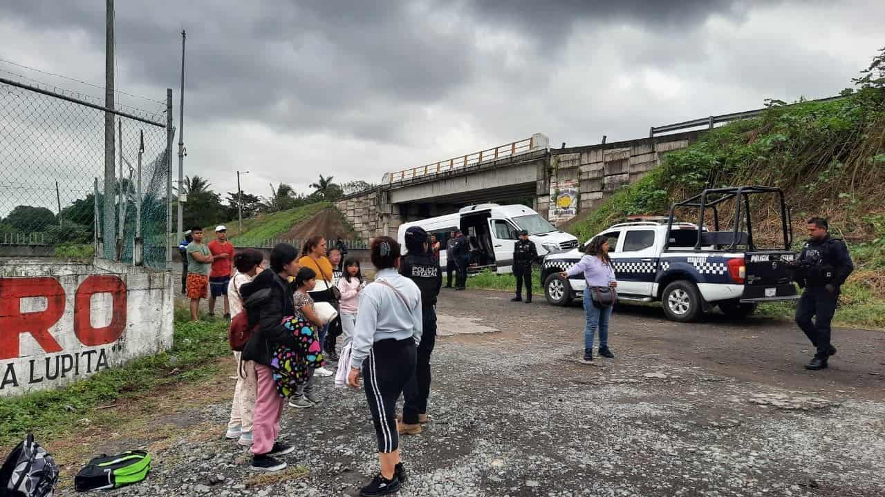 Camioneta se sale del camino en Medellín de Bravo; dos menores resultaron lesionados