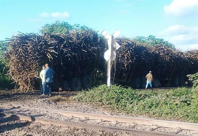 Tren arrolla tractor de ingenio Tres Valles; conductor se salva de milagro