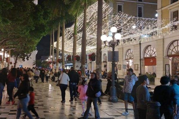 Zócalo de Veracruz registra mayor afluencia de turistas que disfrutan del ambiente fresco