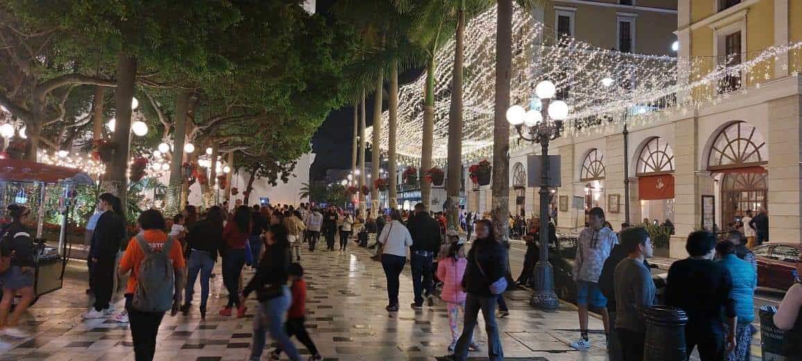 Zócalo de Veracruz registra mayor afluencia de turistas que disfrutan del ambiente fresco