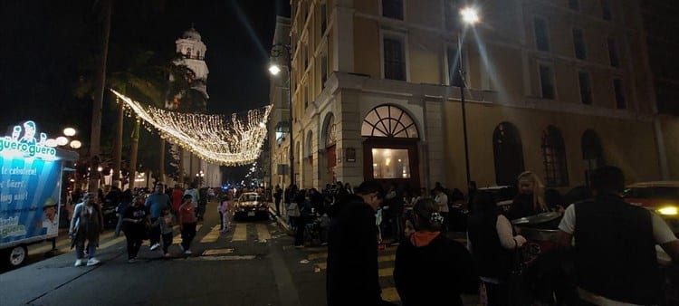 Zócalo de Veracruz registra mayor afluencia de turistas que disfrutan del ambiente fresco