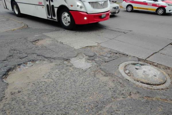 ¡Después de 2 años! Autoridades reparan baches que se formaron en la colonia Ortiz Rubio