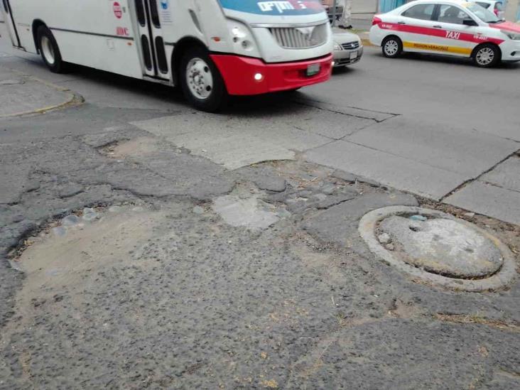 ¡Después de 2 años! Autoridades reparan baches que se formaron en la colonia Ortiz Rubio