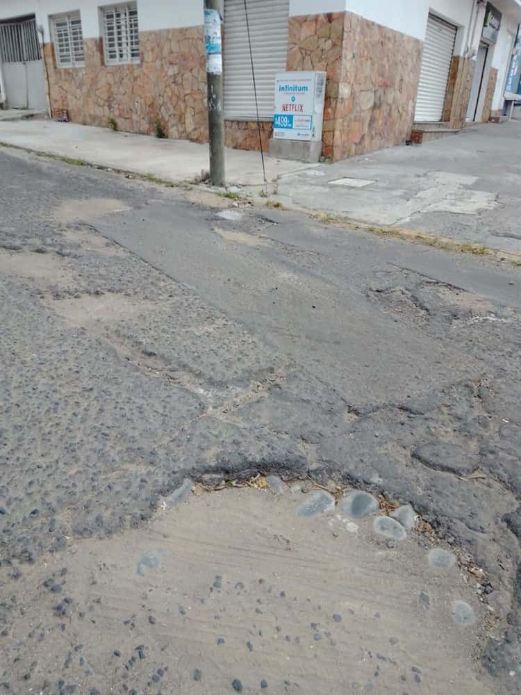 ¡Después de 2 años! Autoridades reparan baches que se formaron en la colonia Ortiz Rubio