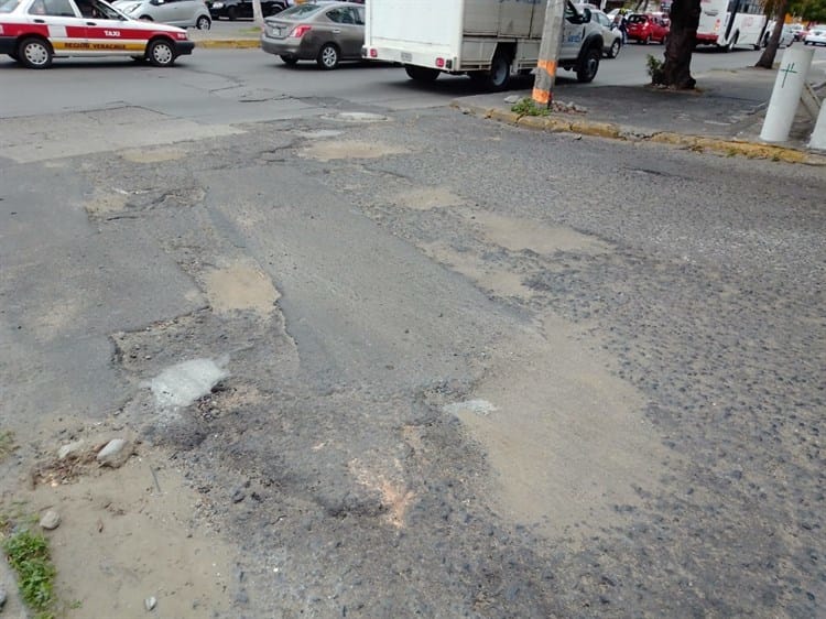 ¡Después de 2 años! Autoridades reparan baches que se formaron en la colonia Ortiz Rubio