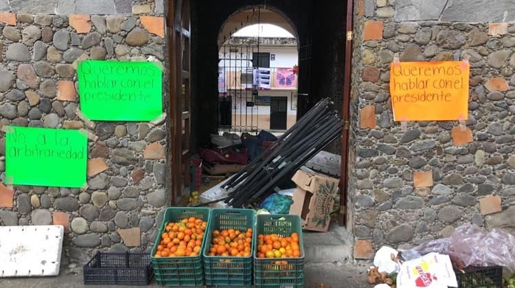 Comerciantes protestan tras desalojo y toman Palacio Municipal de Xico