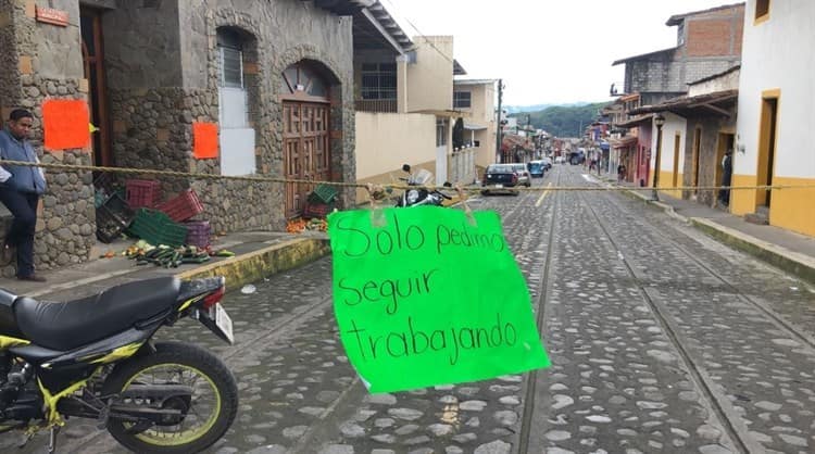 Comerciantes protestan tras desalojo y toman Palacio Municipal de Xico