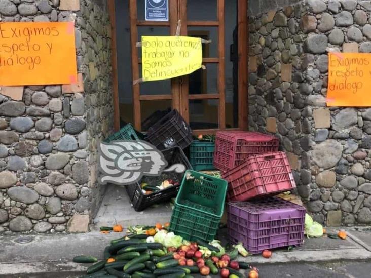Comerciantes protestan tras desalojo y toman Palacio Municipal de Xico