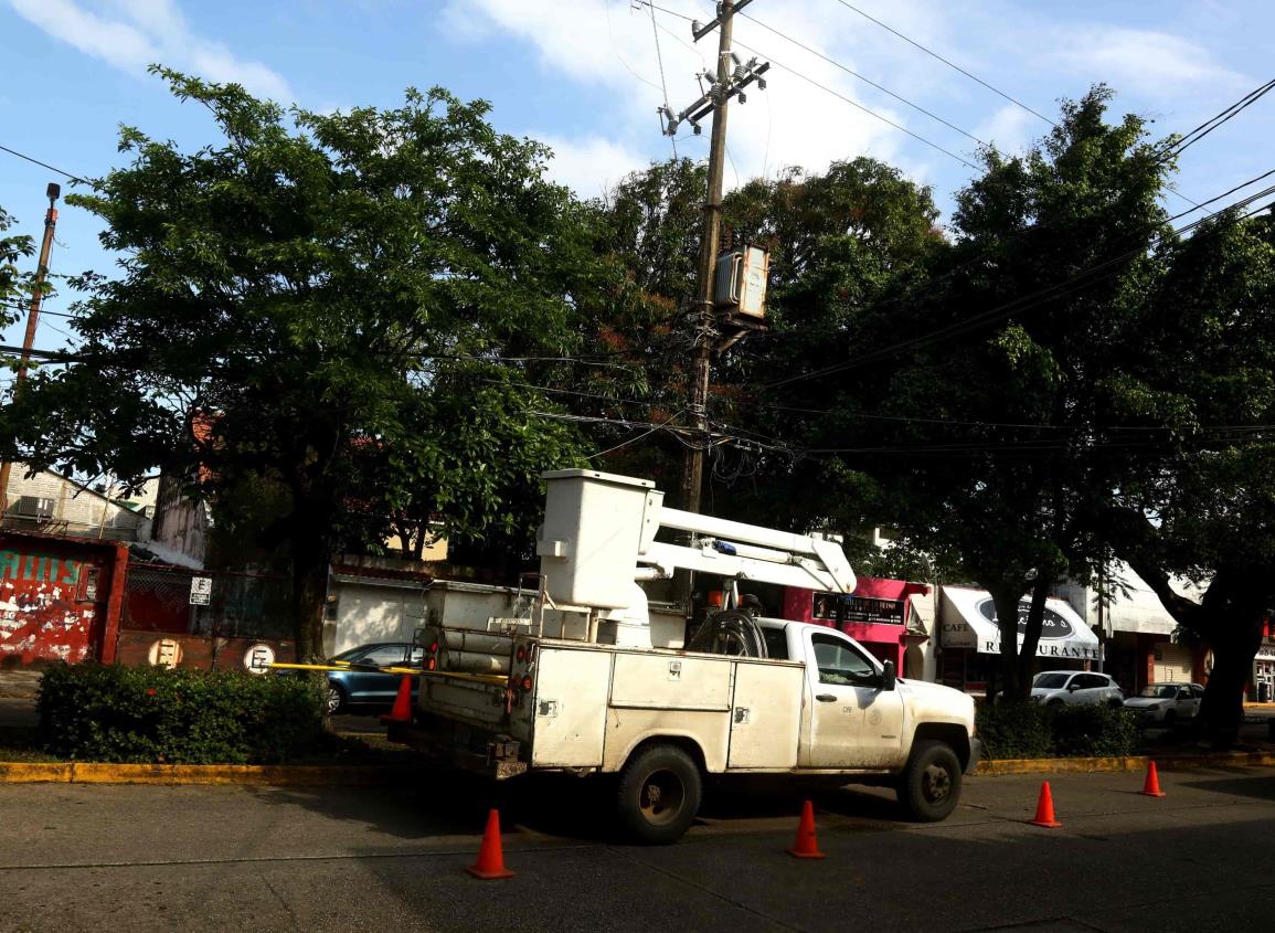 Continúa CFE restableciendo servicio en Coatzacoalcos