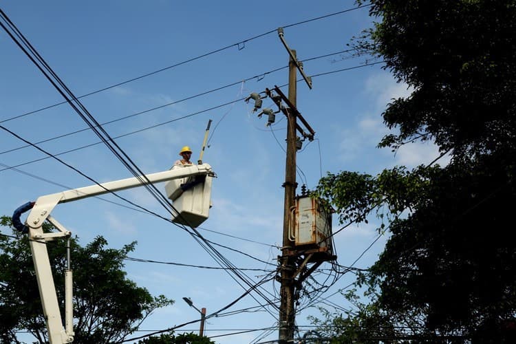 Continúa CFE restableciendo servicio en Coatzacoalcos