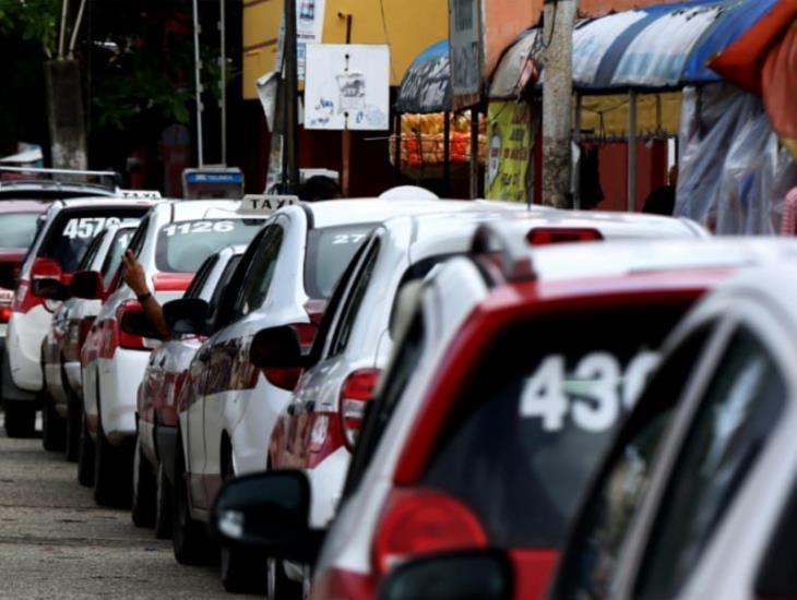 Taxistas de Coatzacoalcos, a cazar pasaje y hacer sitio