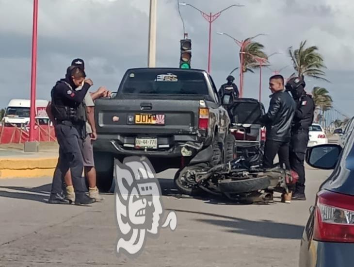 Choca motociclista en el malecón de Coatza 