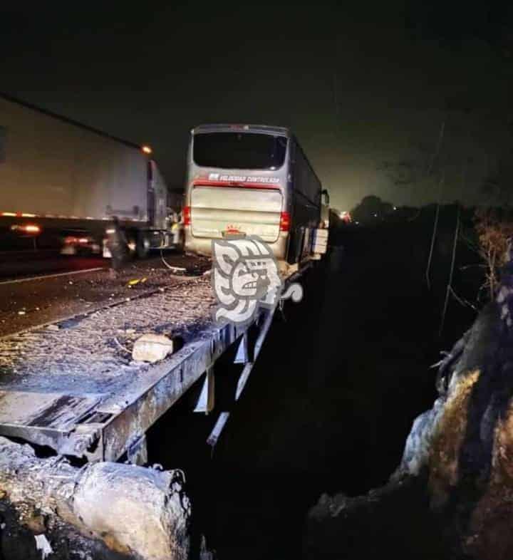 ¡De milagro! Autobús casi cae de un puente en la Orizaba-Córdoba