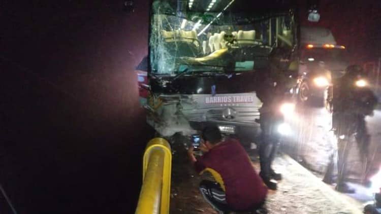 ¡De milagro! Autobús casi cae de un puente en la Orizaba-Córdoba