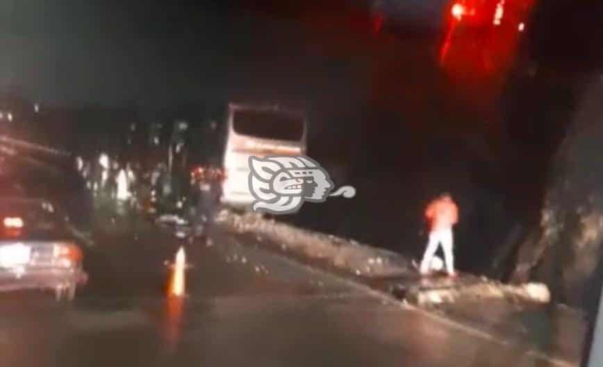 ¡De milagro! Autobús casi cae de un puente en la Orizaba-Córdoba