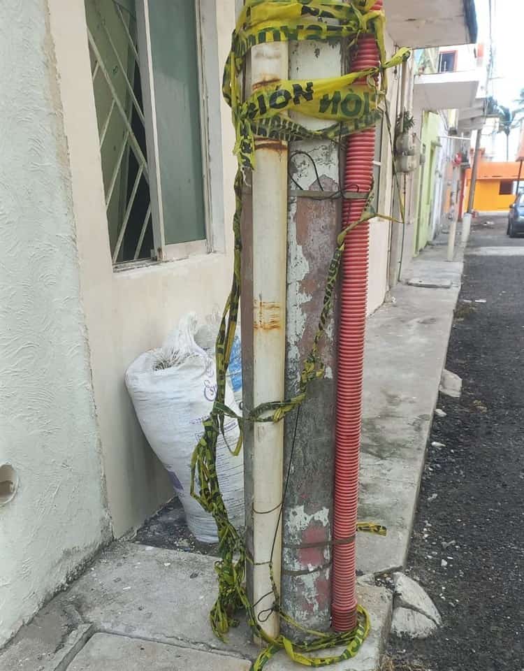 Peligro por postes de CFE y Telmex a punto de caer en callejón