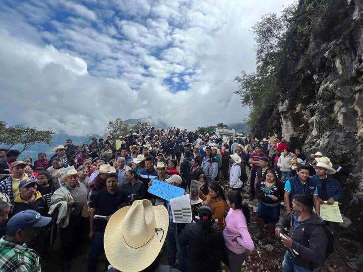 Piden habitantes de Zongolica reactivar proyecto de pavimentación carretera