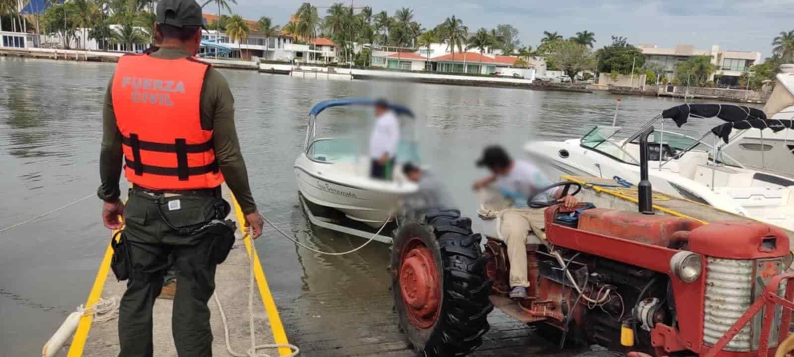 Rescatan a tripulantes de lancha varada en Medellín