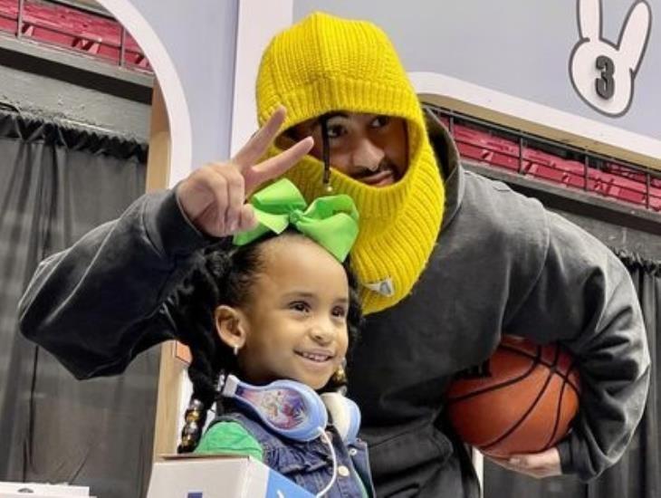 Bad Bunny entrega 25 mil regalos a niños de Puerto Rico