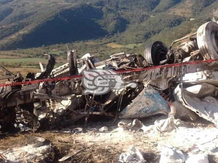 Tráiler se queda sin frenos y cae a barranco de la autopista Puebla-Orizaba; hay un muerto