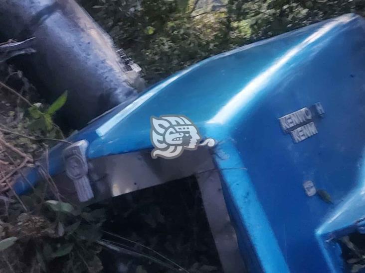 Tráiler se queda sin frenos y cae a barranco de la autopista Puebla-Orizaba; hay un muerto