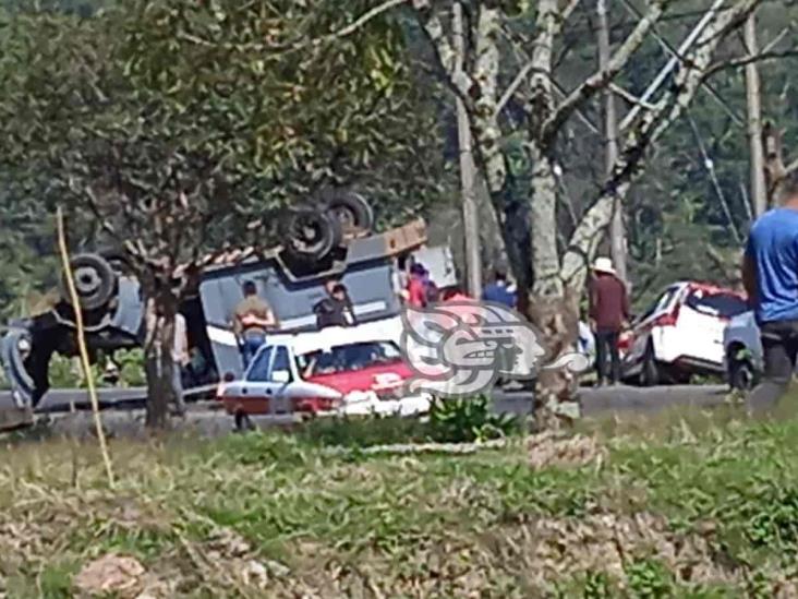 Vuelca camioneta de valores en la Fortín-Huatusco; chocó contra un taxi (+Video)