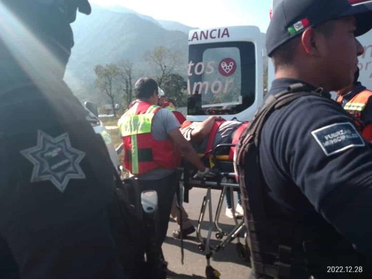 Vuelca camioneta de valores en la Fortín-Huatusco; chocó contra un taxi (+Video)