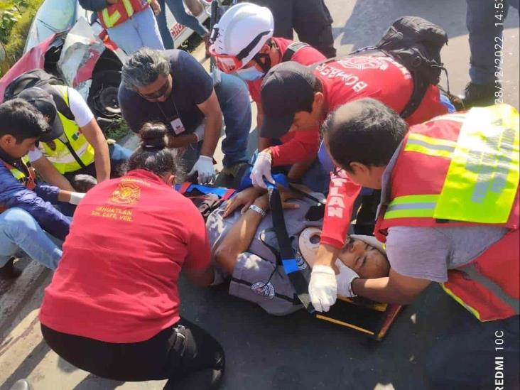 Vuelca camioneta de valores en la Fortín-Huatusco; chocó contra un taxi (+Video)