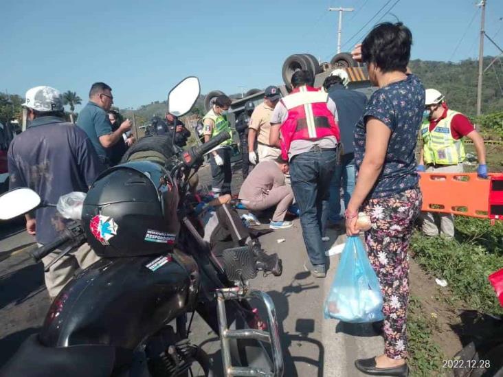 Vuelca camioneta de valores en la Fortín-Huatusco; chocó contra un taxi (+Video)