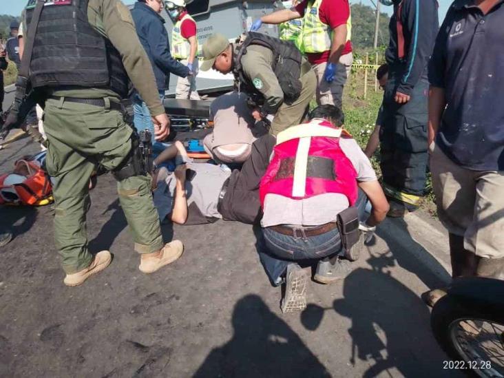 Vuelca camioneta de valores en la Fortín-Huatusco; chocó contra un taxi (+Video)