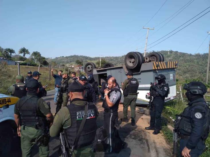 Vuelca camioneta de valores en la Fortín-Huatusco; chocó contra un taxi (+Video)