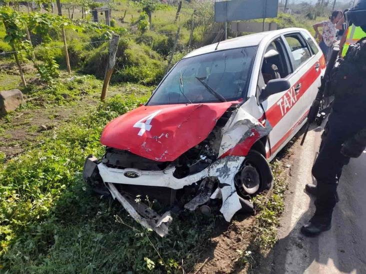 Vuelca camioneta de valores en la Fortín-Huatusco; chocó contra un taxi (+Video)