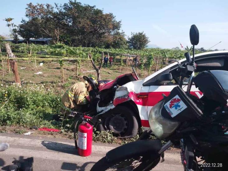 Vuelca camioneta de valores en la Fortín-Huatusco; chocó contra un taxi (+Video)