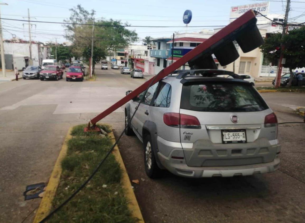 Semáforo cayó sobre vehículo en el Centro de Coatzacoalcos